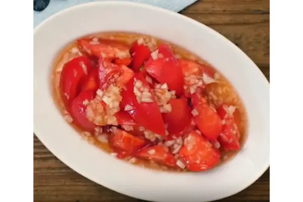 画像：玉ねぎドレッシングのトマトサラダ