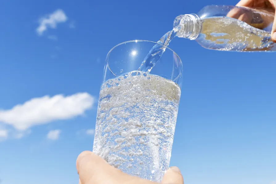炭酸水を注いでいる画像