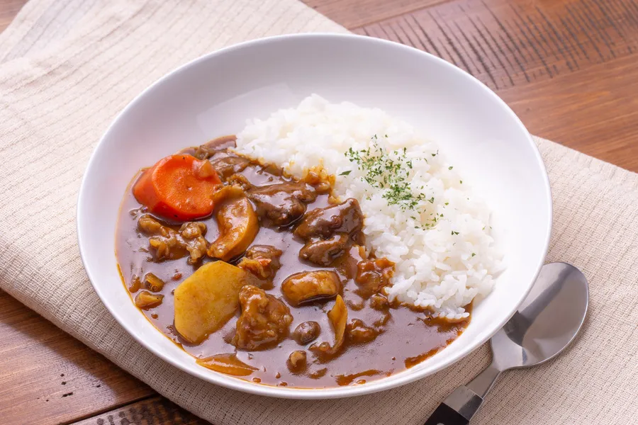 お皿にカレーが入っている画像