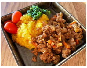 お皿にキーマカレーが入っている画像