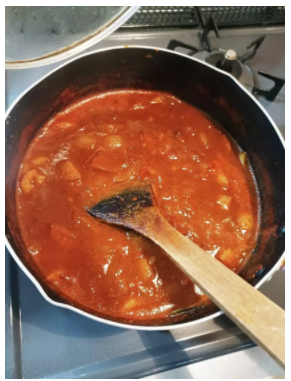 なべにトマトカレーが入っている画像