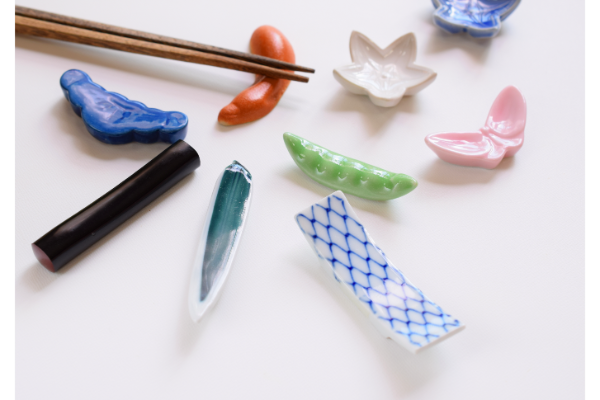 箸置きに箸が置かれている