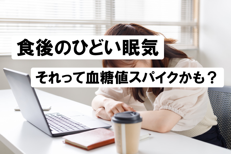 女性がラップトップの前で眠そうにうなだれている