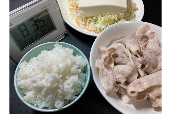 ご飯、茹で豚、豆腐サラダの写真